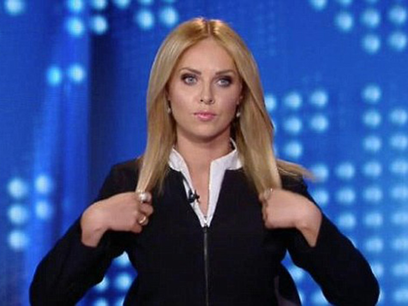 اضغط لمشاهدة الفيديو: شجار بين مذيعة أخبار ومراسلة قبل بدء البرنامج!